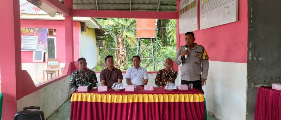 Bhabinkamtibmas Polsek Kerkap Hadiri Verifikasi MDST Rapat Pembangunan Jalan Rabat Beton