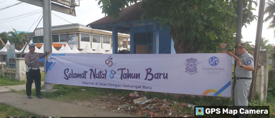 Satgas Kamseltibcar Lantas Polres Kaur dan Dinas Jasa Raharja Pasang Spanduk Ucapan Selamat Natal dan Tahun Baru 