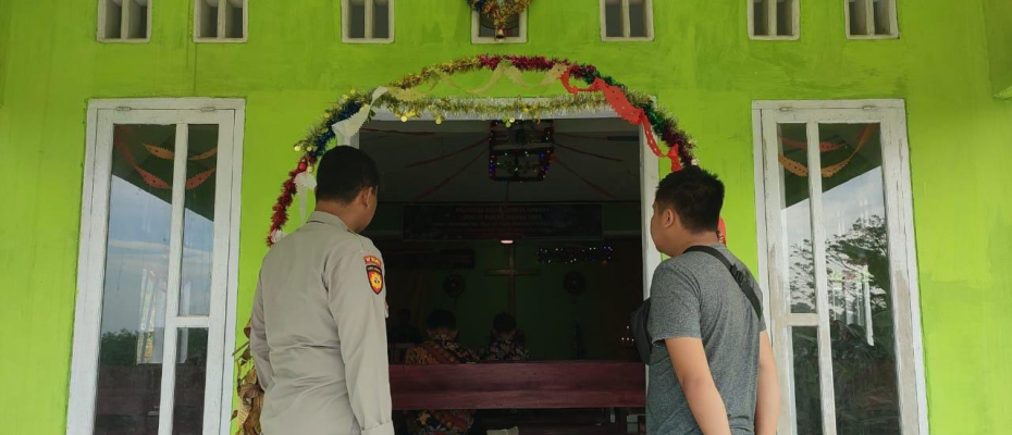 Personel Polres Kaur Melaksankan Pengamanan Perayaan Natal di Gereja 