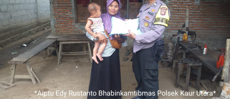 Petani Ini Terima Bantuan Beras dalam Program Selasa Berbagi Polsek Kaur Utara