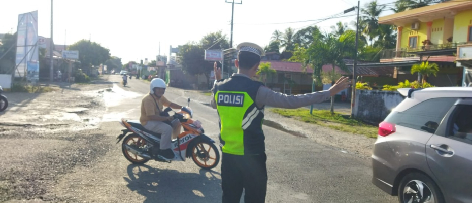 Satgas Kamseltibcar Lantas Melaksanakan Pantauan arus Lalu Lintas Dijalan Raya Bengkulu KM.04 Bintuhan