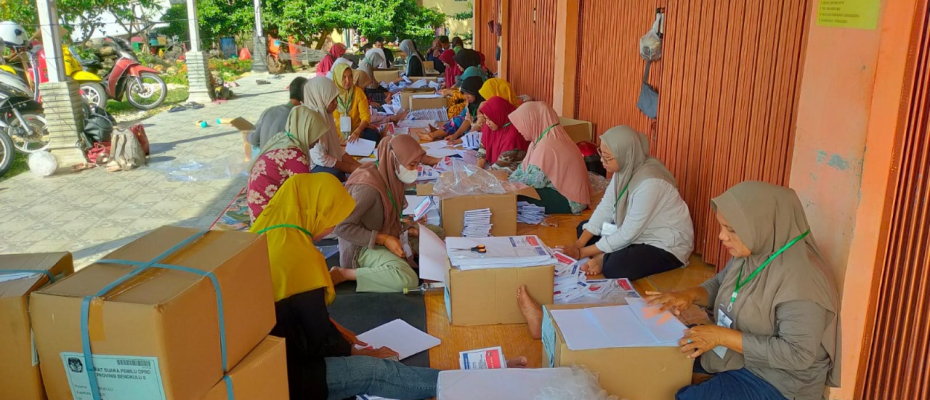 Pelipatan Surat Suara di KPUD Kuar di Awasi Polres Kaur