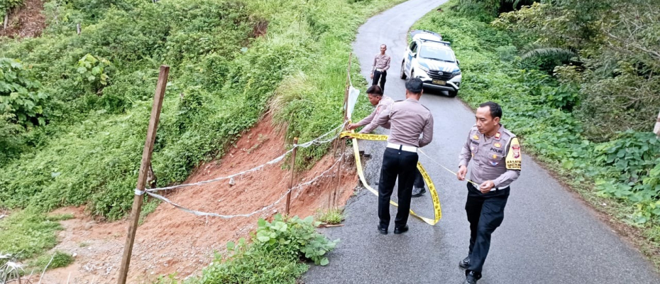 Pastikan Pengguna Jalan Lintas Kaur Aman, Polisi Pasang Police Line pada Jalan Abrasi