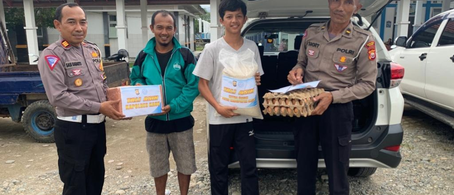 Kasat Lantas Polres Kaur Salurkan Program Tali Asih Kapolres Kaur kepada Anak Difabel 