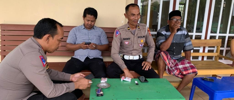Sambangi Warga, Sat Lantas Sosialisasi Kamseltibcar Lantas serat Sampaikan Imbauan Kamtibmas