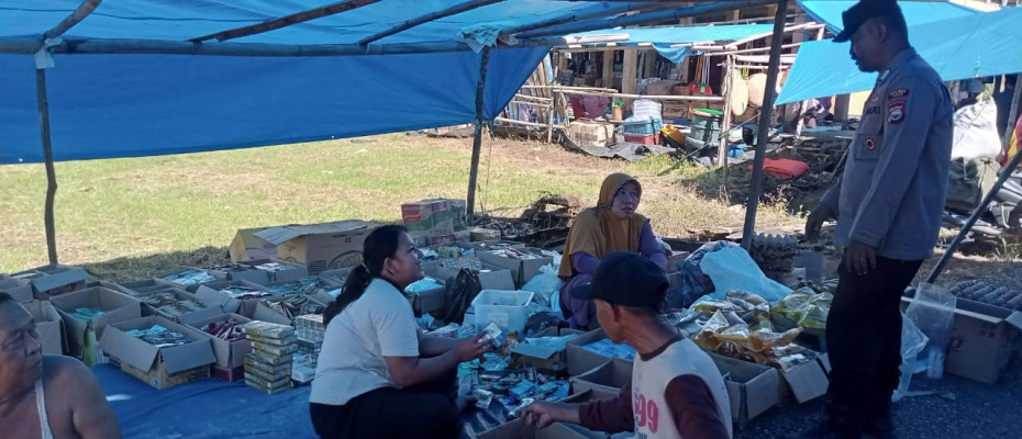 Personel Polsek Mura Sahung Monitoring Ketersedian Minyak Goreng 