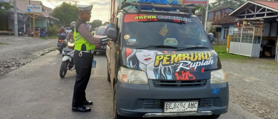 Patroli, Satlantas Polres Kaur Samapaikan dan Bagikan Stiker Imbauan