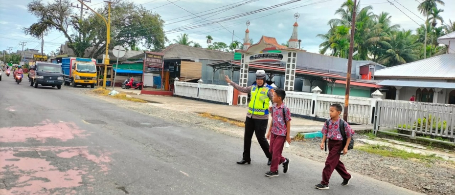 Hindari Kemacetan dan Kecelakaan Lalu Lintas, Polres Kaur Pengaturan Lalin di Pagi Hari