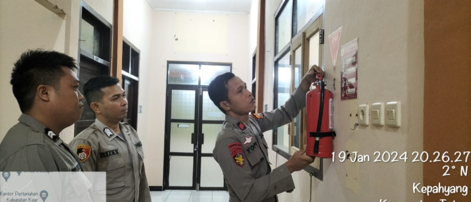 Tingkatkan Kewaspadaan dan Peduli Lingkungan Polres Kaur Gelar Patroli di Kantor Bawaslu 