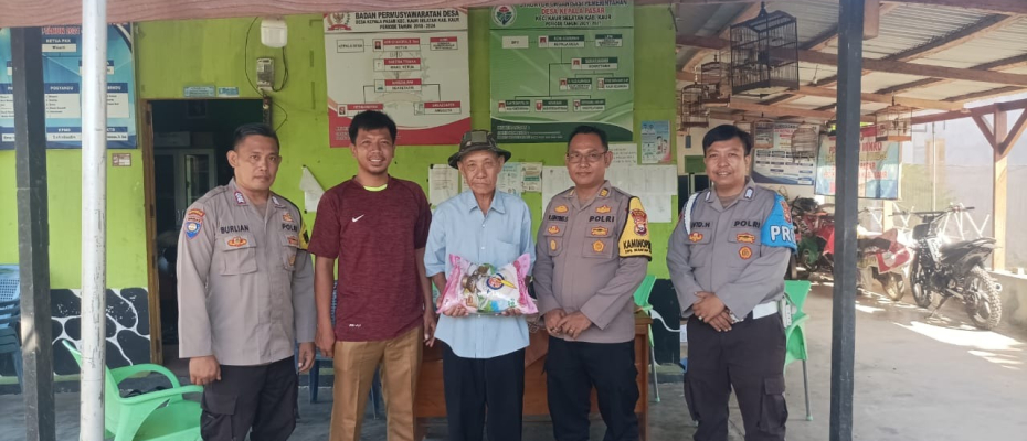 Kabag SDM Bagikan Bantuan Selasa Berbagi Polres Kaur kepada Warga Kurang Mampu 