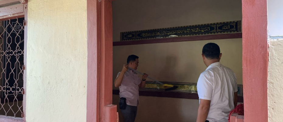 Ciptakan Rasa Nyaman dalam Pelaksanaan Isra Mikraj, Polsek Kaur Utara Kebersihan Mushola Polsek