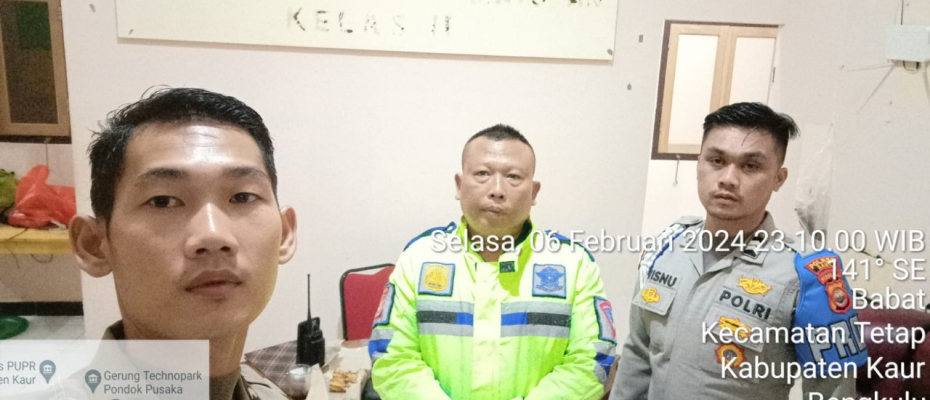 Berikan Pengamanan Ketat, Enam Personel Polres Kaur Patroli di Kantor Bawaslu