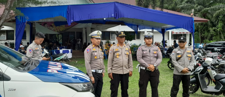 Cegah Gangguan Kamtibmas, Kasat Lantas Bersama Personel Patroli, Lakukan Pengamanan Rapat Pleno Tingkat Kecamatan 