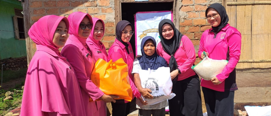 Polres Kaur Serahkan Bantuan Sembako kepada Korban Banjir 