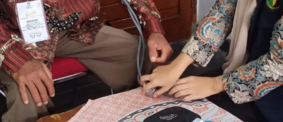 Si Dokkes Polres Kaur Cek Kondisi Fisik dan Pemberian Vitamin Personel Polres Kaur dan Panitian Pengawas Pemilu 