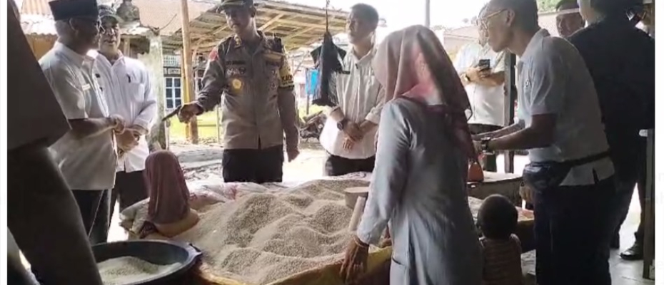 Pastikan Harga Sembako Stabil, Kapolres Kaur Bersama Bupati Kaur Cek Harga Sembako di Pasar 