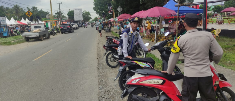 Personel Polsek Kaur Selatan Lakukan Pengamanan dan Atur Lalin di Pasar Kaget 