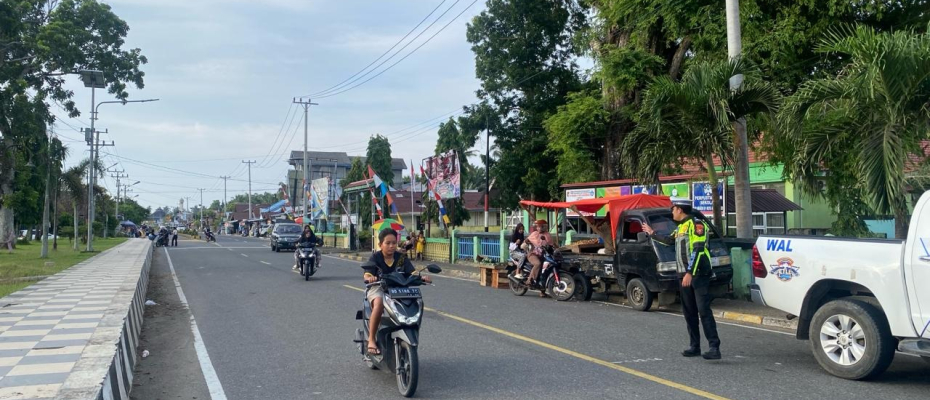 Personel Sat Lantas Polres Mukomuko Laksanakan Pengamanan Arus Lalin di Depan Pasar Tumpah 