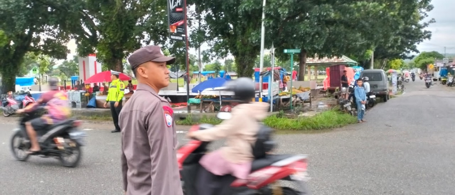 Piket Yanmas Polres Kaur Laksankan Pengamanan dan Turlalin di Pasar Kaget 