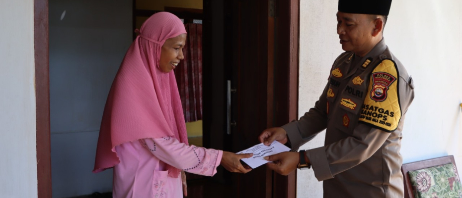 Polres Mukomuko Salurkan Zakat Fitrah Kepada Warga