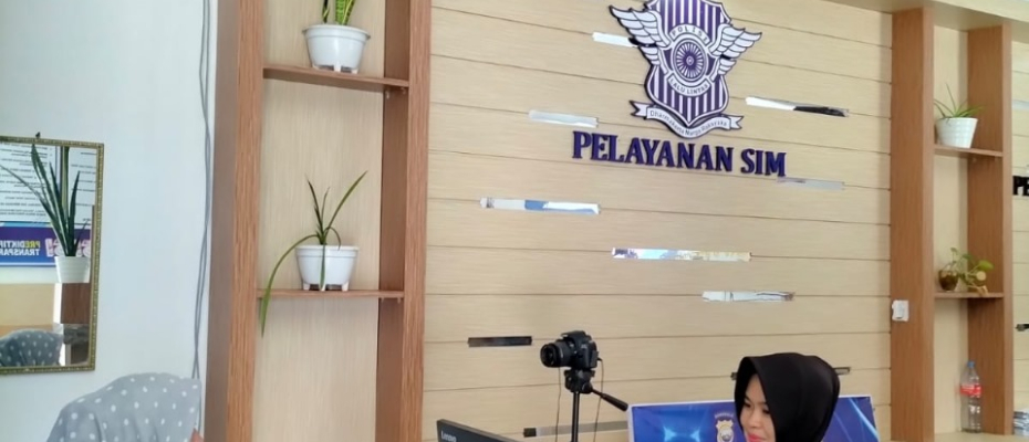 Personel Satlantas Berikan Pelayanan Penerbitan SIM kepada Pemohon SIM di SATPAS Polres Kaur