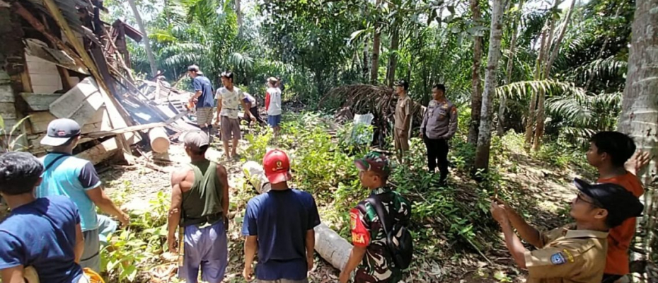 Polsek Ketahun Bersama Warga Gotong royong Bersihkan Puing Pasca Angin Puting Beliung