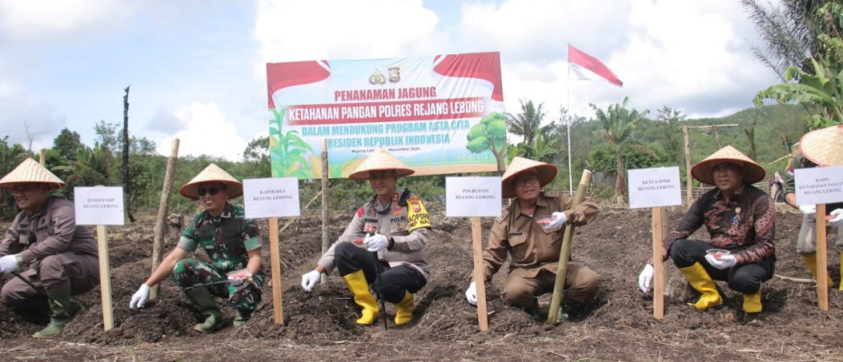Kapolres Rejang Lebong Pimpin Penanaman Jagung di Desa Pungguk Lalang dalam Mendukung Program Ketahanan Pangan Nasional