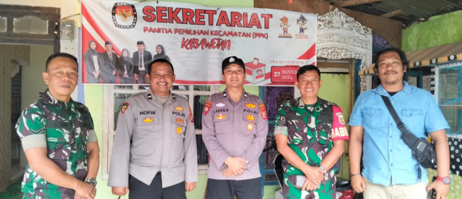 Personel Polres Kepahiang Bersama TNI Pastikan Keamanan Logistik Pilkada di PPK Kecamatan