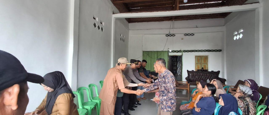 Polsek Sindang Kelingi Kawal Ketat Penyaluran BLT-DD Tahap 3 di Desa Cahaya Negeri