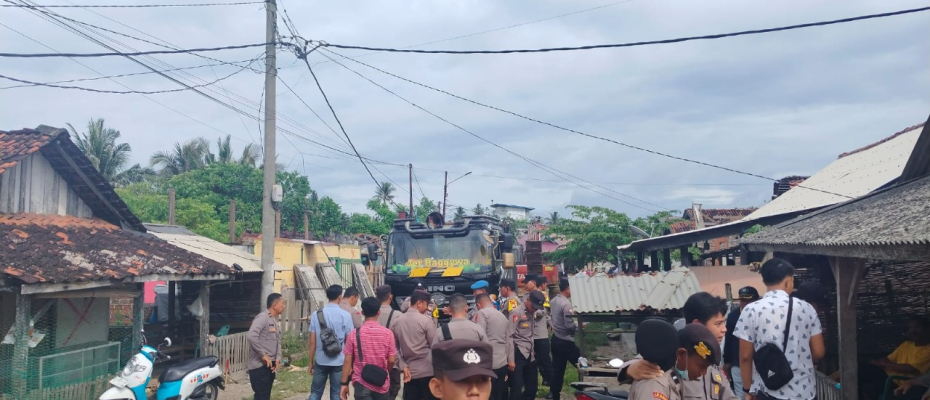 Polres Kaur Kawal Pembongkaran Rumah di Lahan Pelabuhan Perikanan Nusantara, 27 KK Setuju Pindah, 3 KK Masih Dibujuk