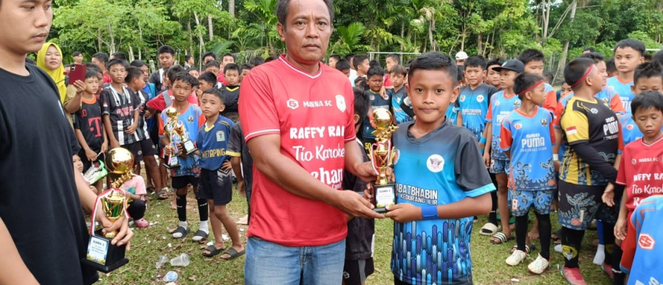 Bhabinkamtibmas Polsek Kedurang Ilir Bina Generasi Muda Lewat Sepak Bola