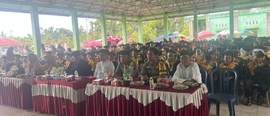 Polsek Pino Raya Hadiri Wisuda Santri dan Peringatan Isra' Mi'raj di Desa Tanggo Raso
