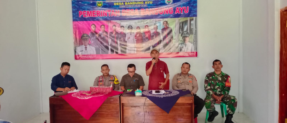 Polsek Pino Raya Hadiri Musyawarah Desa Bandung Ayu Bahas Program Ketahanan Pangan 2025