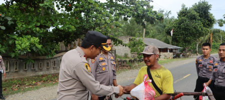 Ekonomi Masyarakat Semakin Sulit Dampak Kenaikan BBM, Polres Mukomuko Salurkan 120 Paket Sembako