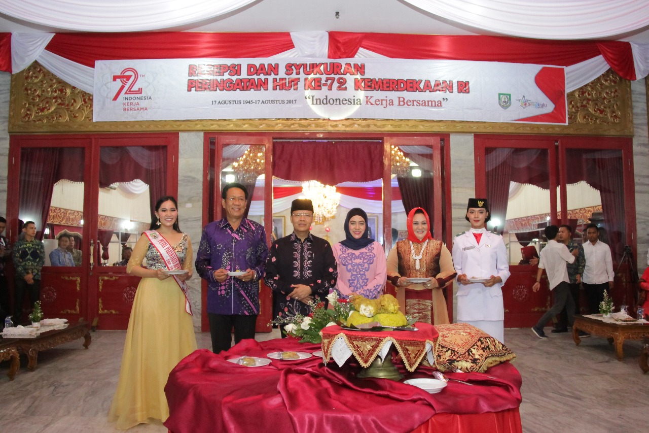 Foto Bersama, Plt. Gubernur Bersama Ketua DPRD pada Malam Resepsi dan Syukuran HUT RI ke 72, di Balai Raya Semarak Bengkulu