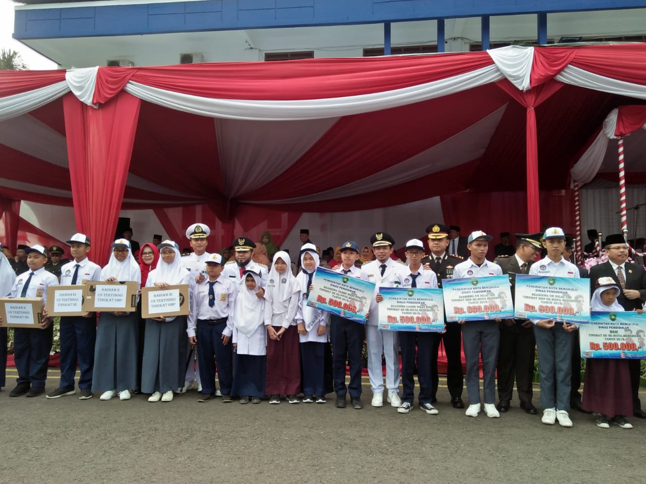 FKPD kota Bengkulu bersama Para siswa siswi Berprestasi