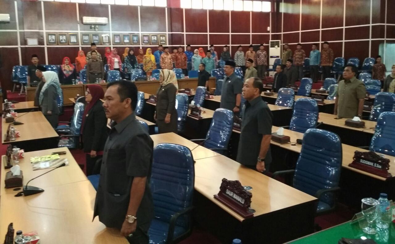Para anggota dewan khidmat mengikuti rapat