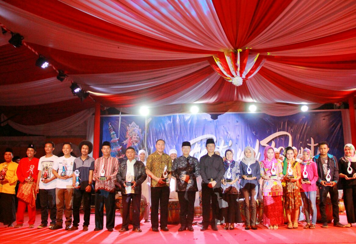 Plt Gubernur Bengkulu didampingi Kepala Dinas Pariwisata foto bersama dengan para pemenang beberapa macam lomba pada Festival Tabut 2017.