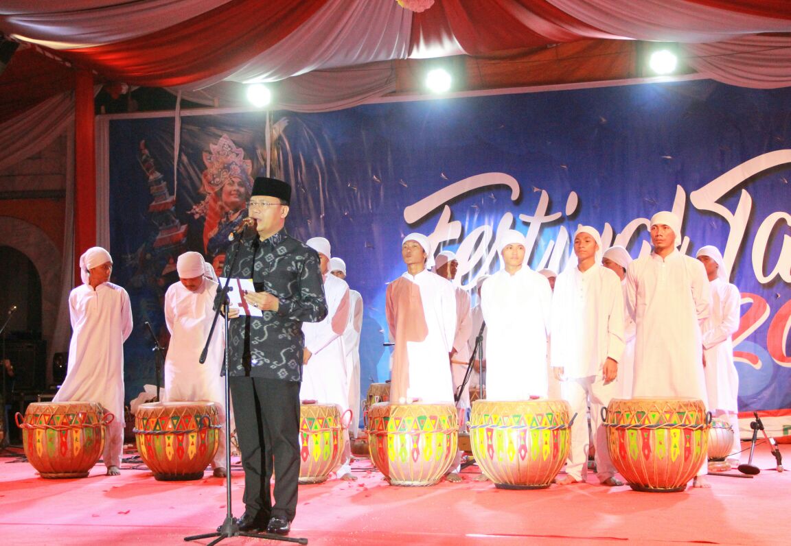Plt Gubernur Bengkulu saat memberi sambutan pada malam puncak Festival Tabut 2017.