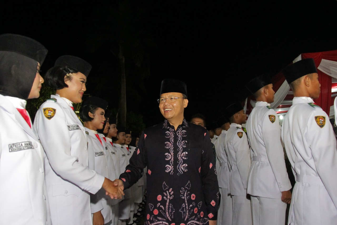 Plt. Gubernur Bengkulu saat menyapa tim Paskibraka pada Malam Resepsi dan Syukuran HUT RI ke 72, di Balai Raya Semarak Bengkulu