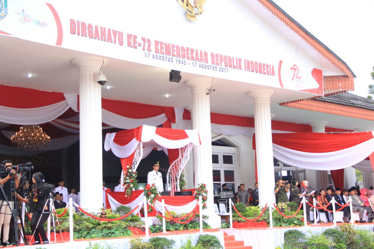 Plt. Gubernur saat memimpin Upacara Peringatan 72 Tahun Indonesia Merdeka di Provinsi Bengkulu