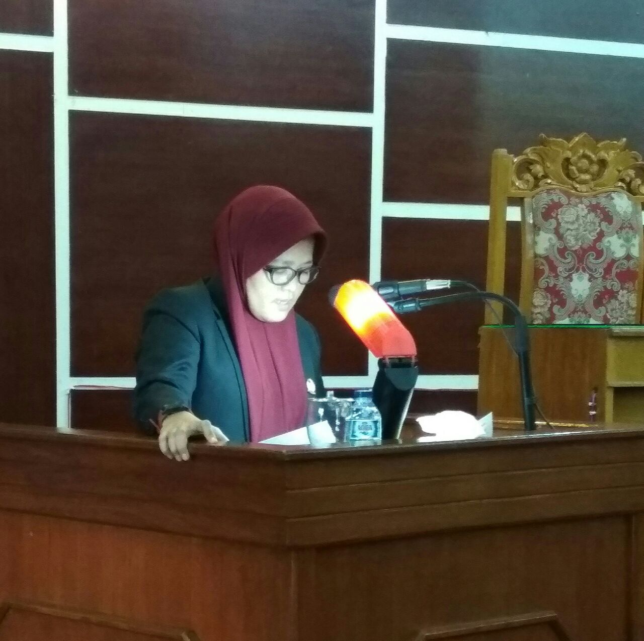 Rena anggota Banggar saat membacakan hasil rapat TPAD dan Bamus DPRD Kota Bengkulu