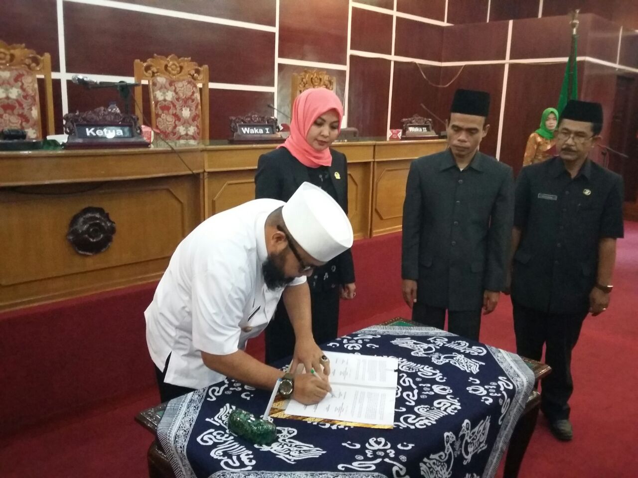 Walikota Helmi Hasan saat menandatangani MoU KUA-PPAS Perubahan 2017 