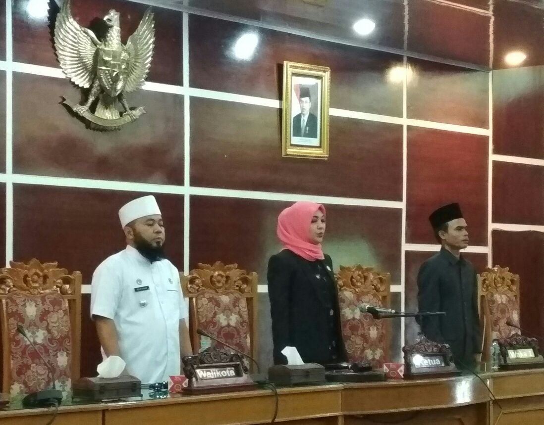 Walikota Helmi Hasan, Ketua DPRD Kota Erna Sari Dewi dan Wakil Ketua Teuku saat memimpin rapat