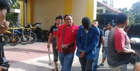 Pelaku pembunuhan ASN Kemenag Benteng dibawa oleh Penyidik Polres Bengkulu
