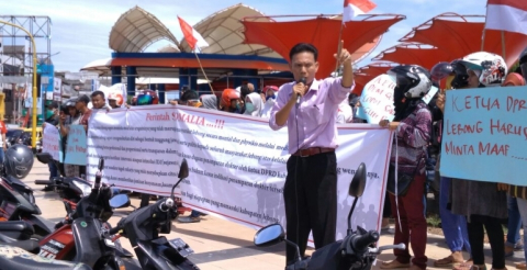 Demo masyarakat Lebong terkait aksi penamparan terhadap dokter oleh ketua DPRD Lebong