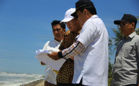 Plt Gubernur Rohidin Mersyah mengecek Proyek Break Water di sepanjang garis pantai Maras Seluma, Jumat(13/10). bersama Satker Balai Sungai Sumatera 7 Edi Junaidi