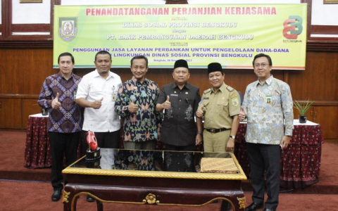 Foto bersama usai Penandatanganan Perjanjian Kerjasama antara Dinsos Provinsi dengan PT. BPD Bengkulu tentang Penggunaan Jasa Layanan Perbankan.
