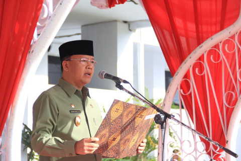 Plt Gubernur Bengkulu Rohidin Mersyah bacakan sambutan Menteri Komunikasi dan Informatika (Menkominfo) RI, Rudiantara pada upacara Hari Kebangkitan Nasional ke-110 di Lapangan Kantor Gubernur, Senin(21/5)