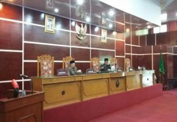 Pimpinan Rapat Paripurna DPRD Kota Bengkulu Penyampaian LKPJ Tahun 2017